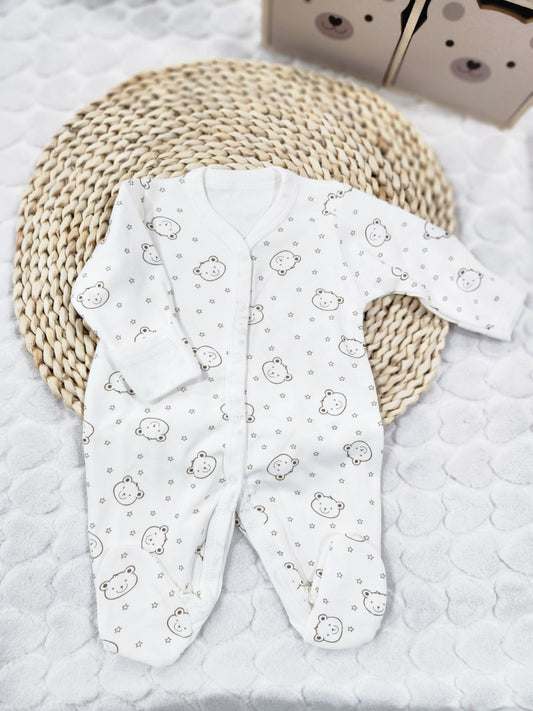თეთრი რომპერი დათუნიებისა და ვარსკვლავების კონტურული პრინტით, გრძელი სახელოებითა და დახურული ტერფებით.